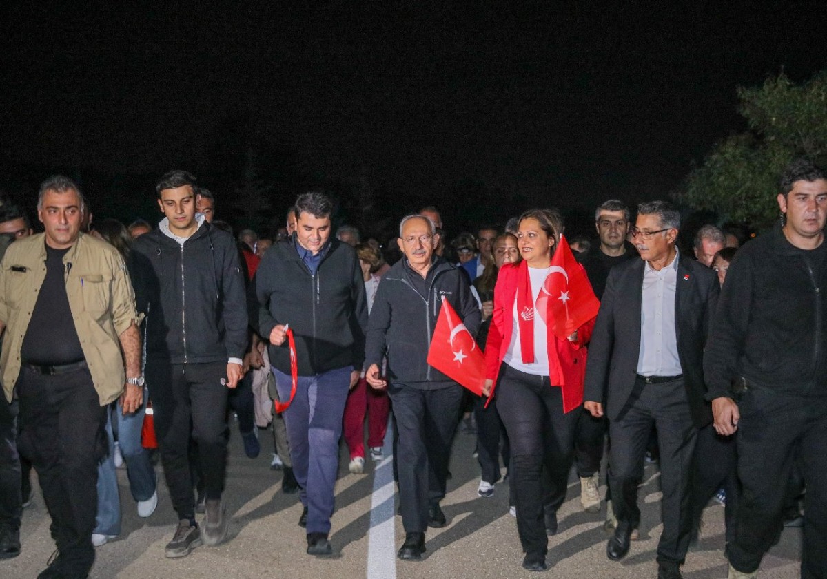 Kılıçdaroğlu, Kocatepe yürüyüşünü tamamladı