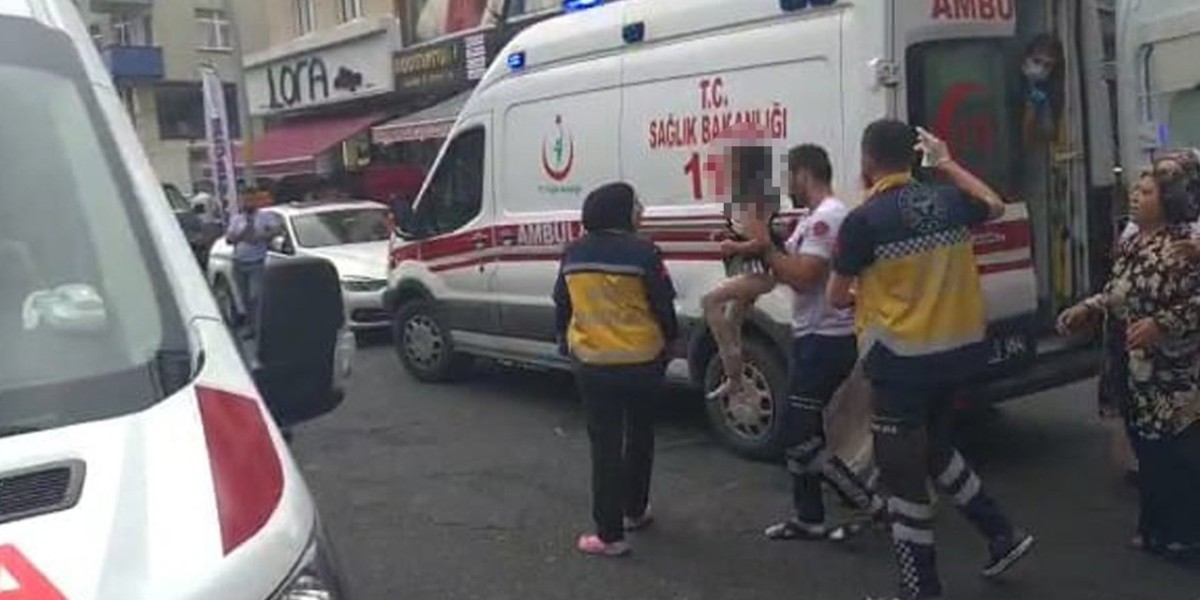Sultangazi'de yangında can pazarı: Çocuğunu balkon aşağı bıraktı