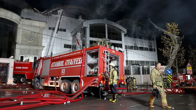 Sultanbeyli’de tencere fabrikasında çıkan yangın 13 saatte söndürüldü
