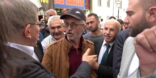 Ahmet Davutoğlu sokakta vatandaşla tartıştı...