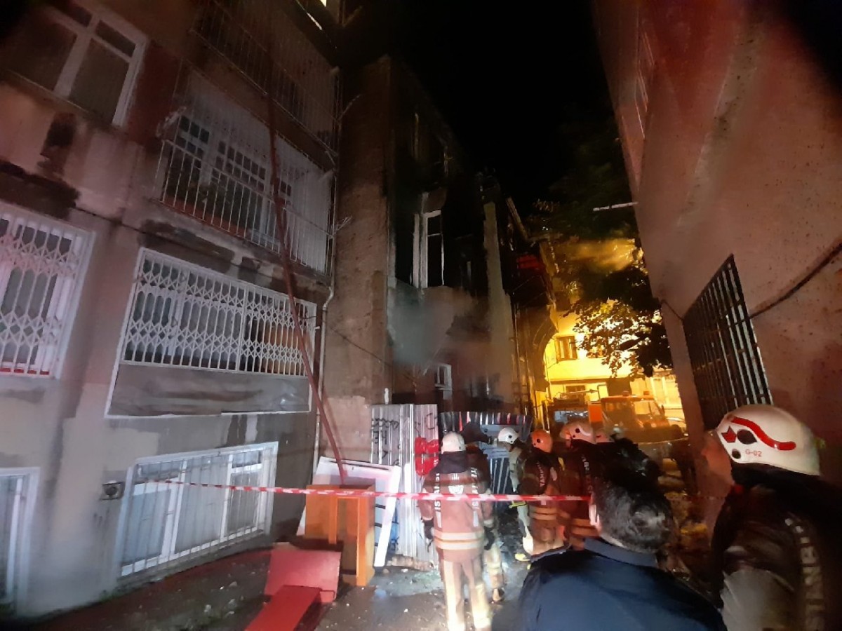 İstanbul'da 4 katlı metruk bina alev alev yandı