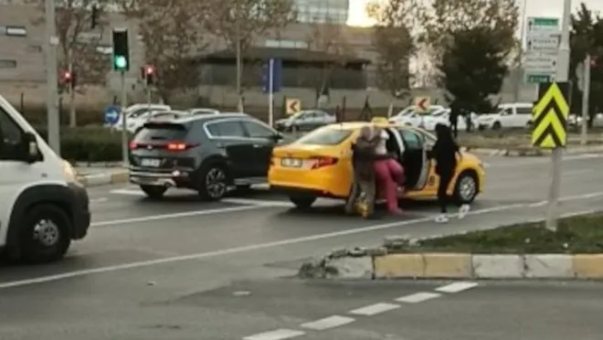Taksi şoförü kadın müşterisini darp etti