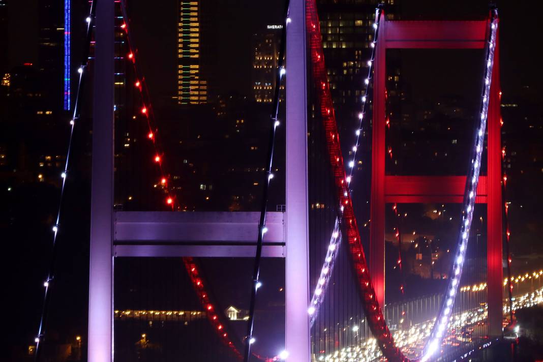 İstanbul'daki köprüler KKTC için kırmızı beyaz