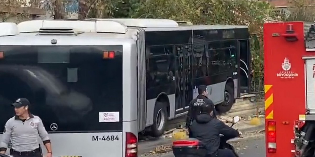 Kadıköy'de metrobüs yoldan çıktı
