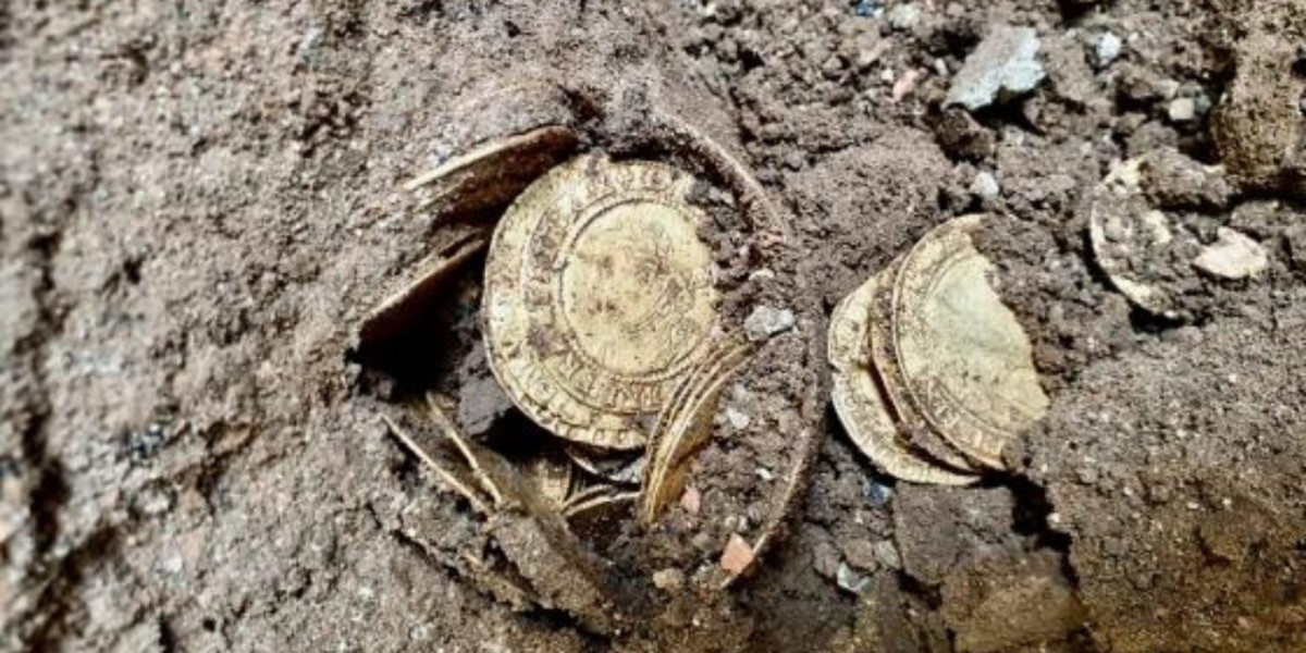 Tadilat yaparken hazine buldular: 295 yıllık altın sikkeler rekor fiyata satıldı