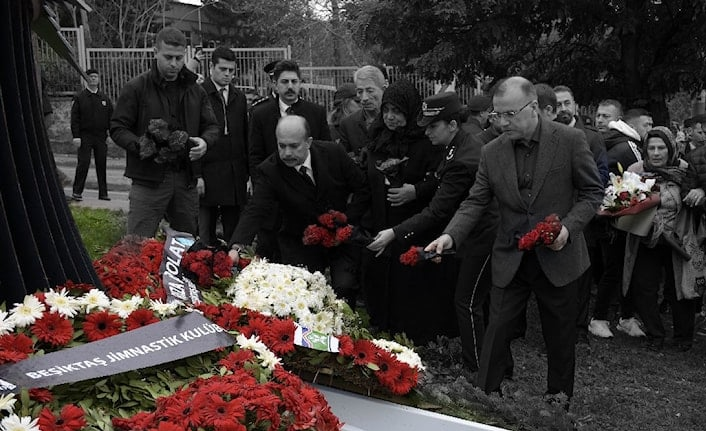 Beşiktaş stadı önünde yapılan terör saldırısında şehit düşenler anıldı