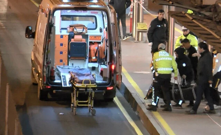 Yola düşen kişi metrobüsün altında kalarak hayatını kaybetti