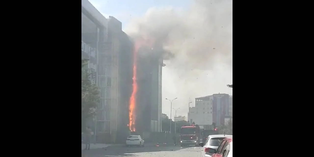 Esenyurt'ta iş merkezinde yangın
