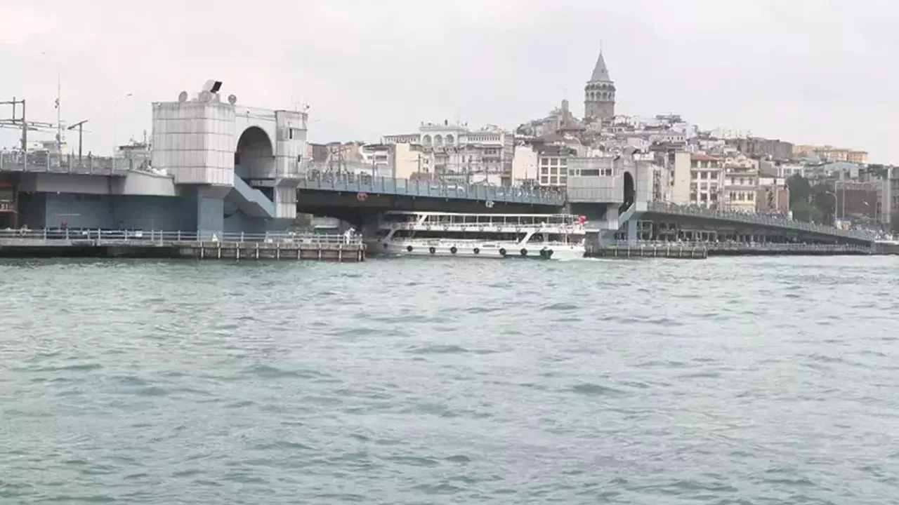 Tekne Galata Köprüsü'ne çarptı