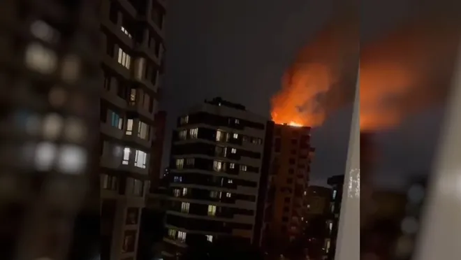 Kadıköy'de çatısına yıldırım düşen binada yangın çıktı