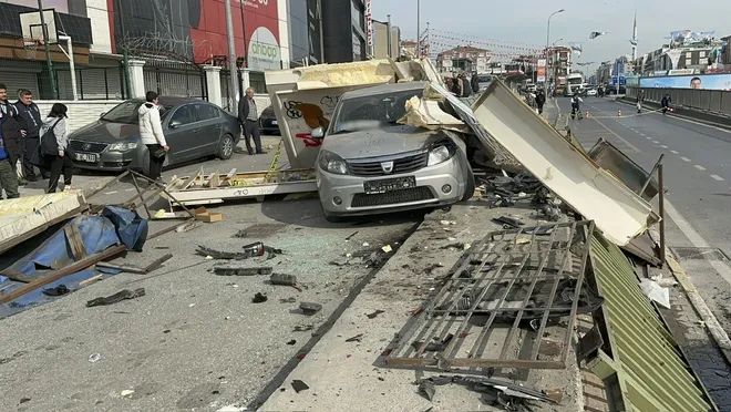 Çekmeköy'de otomobil durağa daldı: 4 yaralı