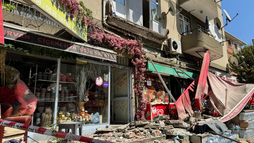 Kartal'da balkon çöktü: 1 kadın yaralandı