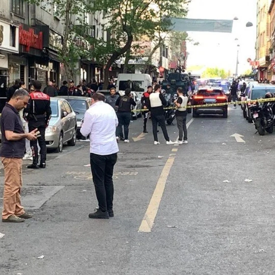 Beyoğlu'nda silahlı saldırı: 1 kişi öldü, yaralılar var