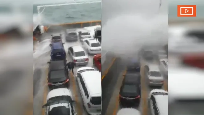 Marmara'da fırtına: Feribotta araçlar hasar gördü